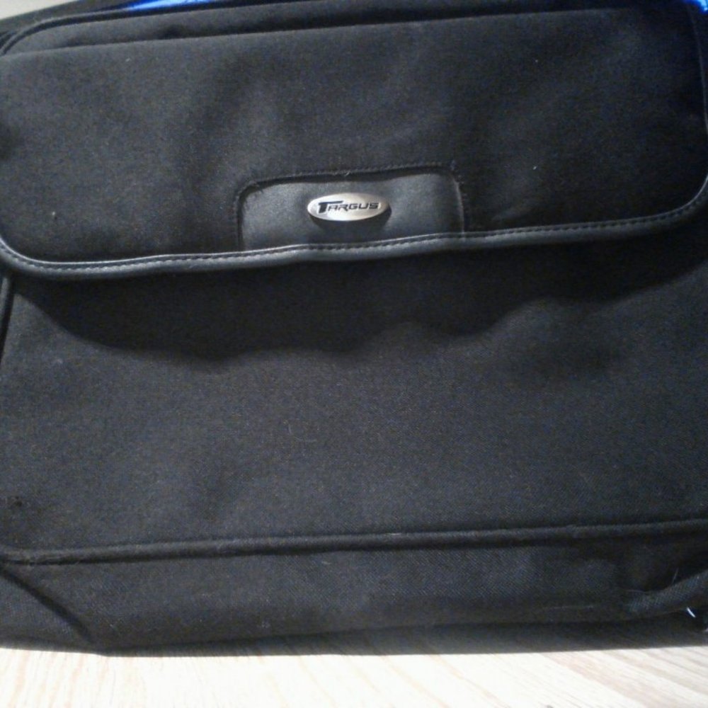 Targus 16" Slipcase, Black/Gray - CVR200 USED $25